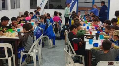 Club casarense impulsa un programa de cenas semanales para niños