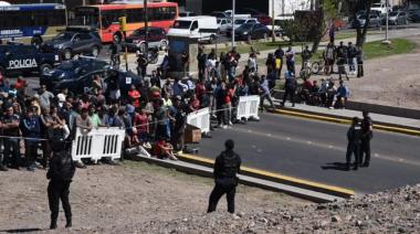 Incidentes en Mendoza: volcó un camión y los vecinos quisieron llevarse la mercadería