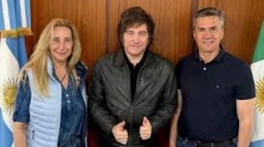 Milei desembarcó en el interior para apuntalar la campaña libertaria