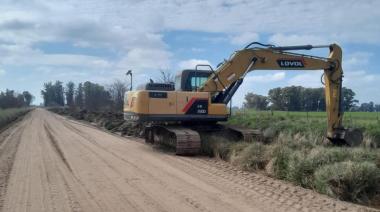 Avanza la reconstrucción de los caminos rurales y canales en Nueve de Julio