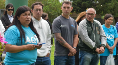Abrazos que Calman plantó un árbol en homenaje a las víctimas viales