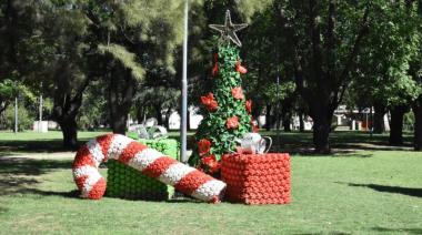 Vecinos del Barrio Esperanza crean adornos navideños con productos de reciclaje