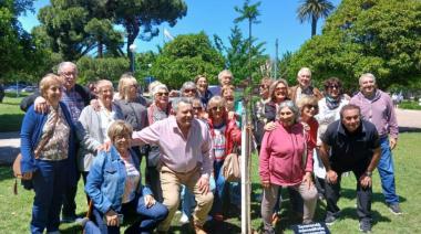 Nuevejulienses plantan un jacarandá para celebrar 55 años de su egreso escolar