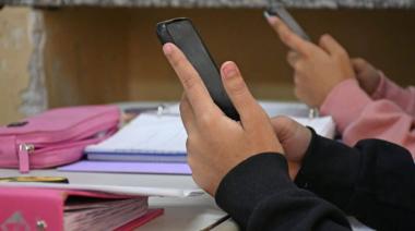 Avanza la ley que regula el uso de celulares en escuelas secundarias