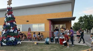 Barrio Esperanza inauguró su arbolito navideño hecho de botellas recicladas