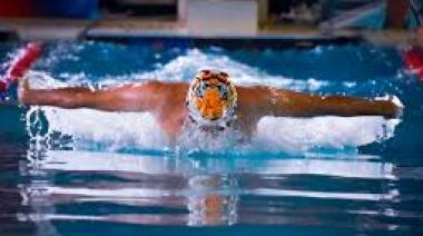 Mones Cazón se prepara para 24 horas de natación ininterrumpida