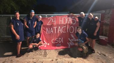 Mones Cazón celebró su 25° aniversario con "24 horas de nado continuo"