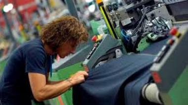 La industria cayó en diciembre y cerró 2025 con una baja de casi 4%