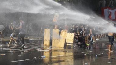 Tensión en la marcha sindical: gases y explosiones en las afueras del Congreso