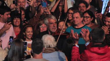 Fiesta del Girasol: Peteco Carabajal puso el cierre de oro a la primera noche