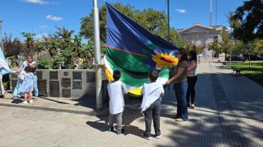 Carlos Casares conmemoró el día de su bandera en la plaza central