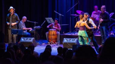 “A dos orillas”, un encuentro rioplatense abrió el festejo por los 150 años