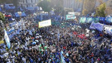 La CGT marchó a Plaza de Mayo y advirtió: “Se terminó la paciencia, Presidente”