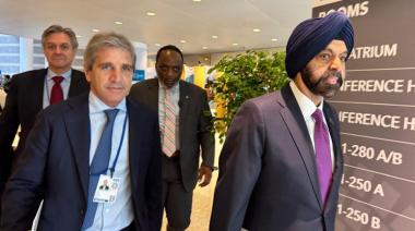 Pago de deuda: Caputo negocia garantías con organismos multilaterales