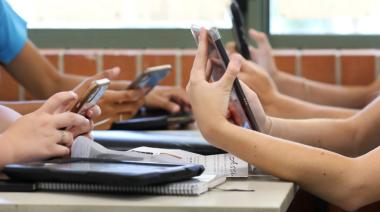 Trenque Lauquen opta por restringir el uso de celulares en escuelas