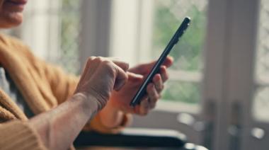 Realizan taller para que adultos mayores aprendan a usar el celular
