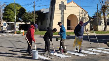 Avanzan los trabajos de repintado de señalética vial en la ciudad