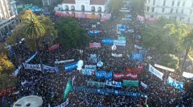 Masiva marcha de estudiantes y docentes universitarios para reclamar fondos al Gobierno