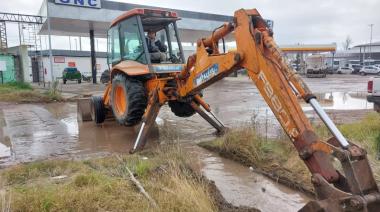 Avanza la limpieza y mantenimiento del badén de acceso a Ruta 5