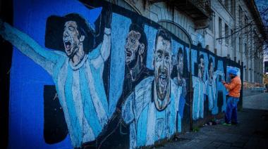 Un mural mundialista le devolvió color a un antiguo edificio céntrico