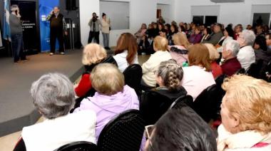 Brindan charla sobre educación financiera destinada a adultos mayores