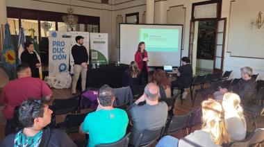 Realizan charla informativa sobre líneas de microcréditos en el Salón Blanco
