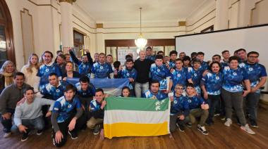 Entregan camisetas a deportistas de las escuelas municipales PCD