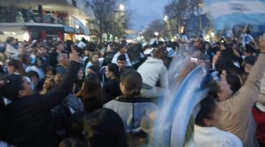Plaza Belgrano de fiesta: una multitud nuevejuliense celebró el triunfo argentino