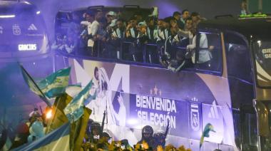“Gracias”: una multitud saludó a la Selección argentina afuera de Ezeiza