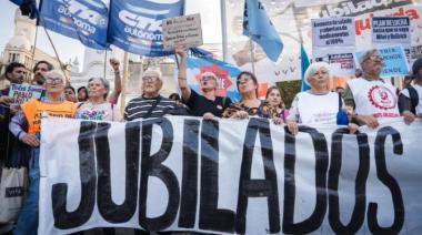 La CGT, las CTA y movimientos sociales marchan al Congreso junto a los jubilados