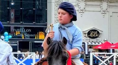 Un pequeño jinete nuevejuliense brilló en la expo Rural de Palermo