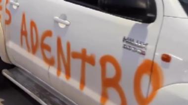 Pasión argentina: un bragadense grafiteó su propia camioneta para festejar