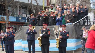 La comunidad acompañó el desfile por los 80 años de los Bomberos