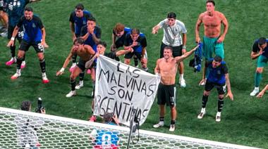 Milei le bajó el tono a la bandera de Malvinas que mostraron los jugadores