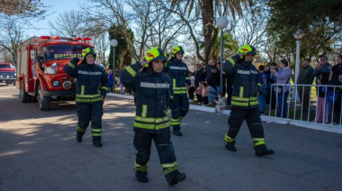 Desfile de instituciones y música en Beruti