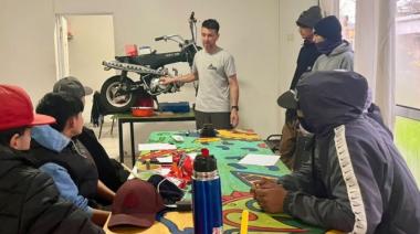 Jóvenes del Programa Envión se capacitan en reparación de motos