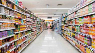 El consumo masivo volvió a caer en julio, pero moderó la baja