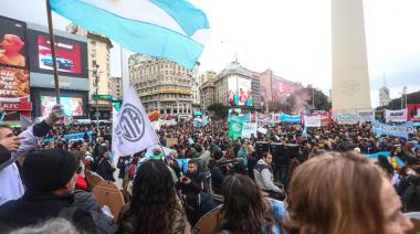 Una multitud marchó al Obelisco en defensa de la ciencia y contra el ajuste