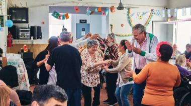 La Residencia de Adultos Mayores celebró la primavera con música y juegos
