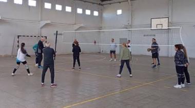 Brindan una clínica gratuita de Newcom en el Polideportivo Municipal