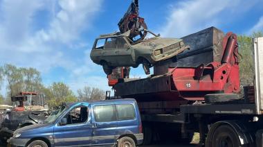 Continúa la compactación de vehículos secuestrados en Nueve de Julio