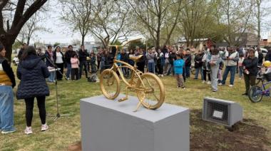 Cáncer infantil: 30 de Agosto inauguró su bicicleta dorada en el Parque Municipal