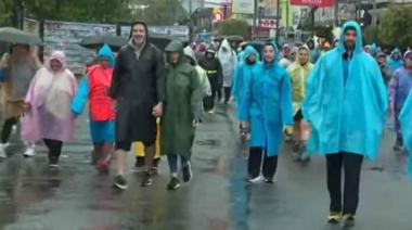 Miles de fieles caminan hacia Luján bajo la lluvia en la 52ª Peregrinación