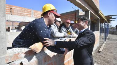 Kicillof desembarca en Casares y Nueve de Julio con obras y escrituras