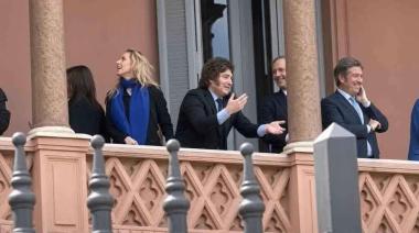 Sin Patricia Bullrich, Milei salió al balcón de la Casa Rosada a “farmear aura”