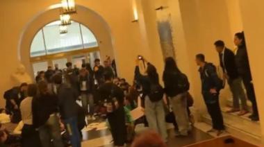 Estudiantes ingresaron a la Secretaría de Educación e hicieron una “sentada”