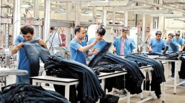 La industria repuntó 1,9%, pero volvió a caer en la comparación interanual