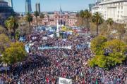 Multitudinario apoyo a Cristina Kirchner en Plaza de Mayo