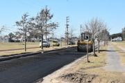 La Municipalidad continúa pavimentando el parque lineal de la AU