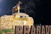 Bragado iluminó el Monumento al Caballo para visibilizar la lucha contra el suicidio